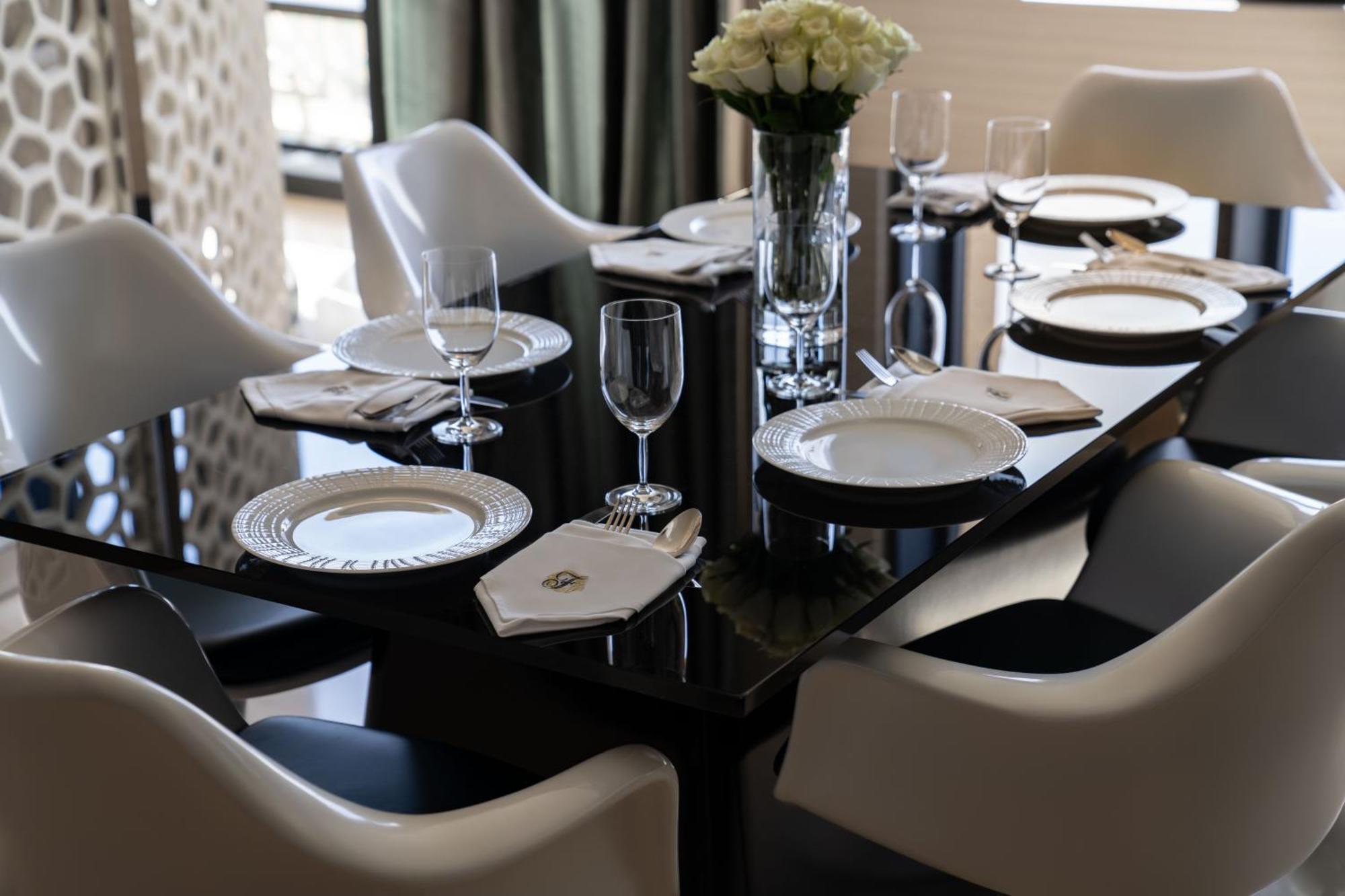 Fairmont リヤード エクステリア 写真 A table set for a formal dinner