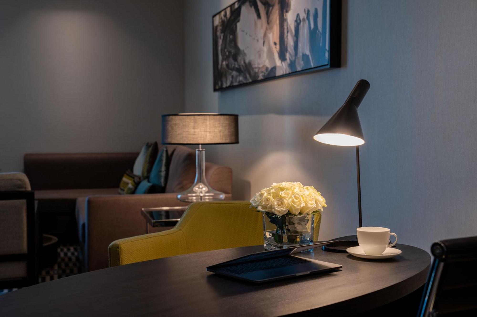 Fairmont リヤード エクステリア 写真 A table lamp