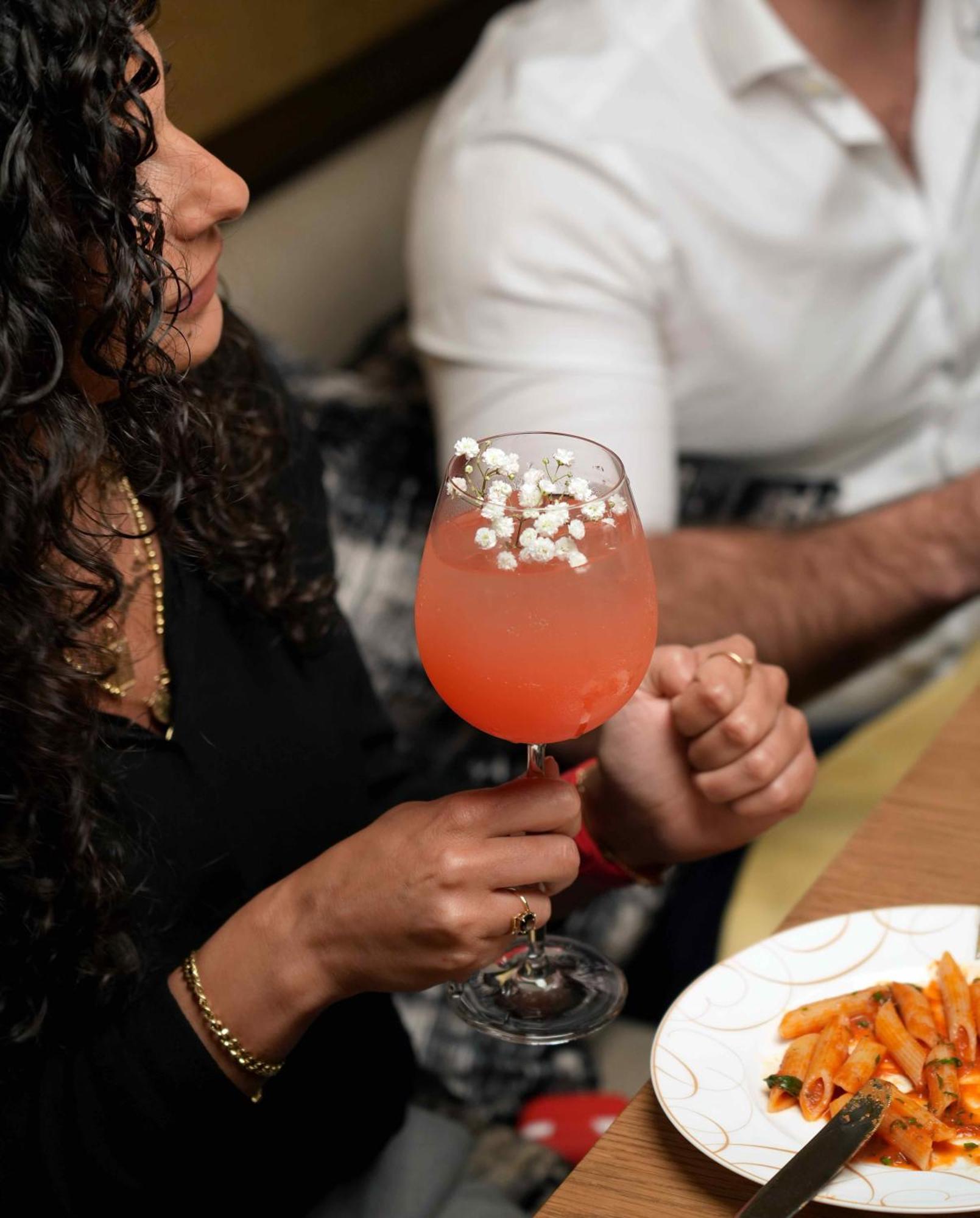 Fairmont リヤード エクステリア 写真 A glass of Kir royale