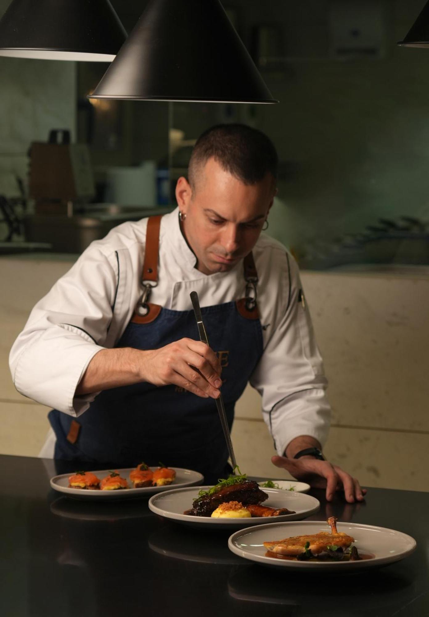 Fairmont リヤード エクステリア 写真 Chef preparing a dish