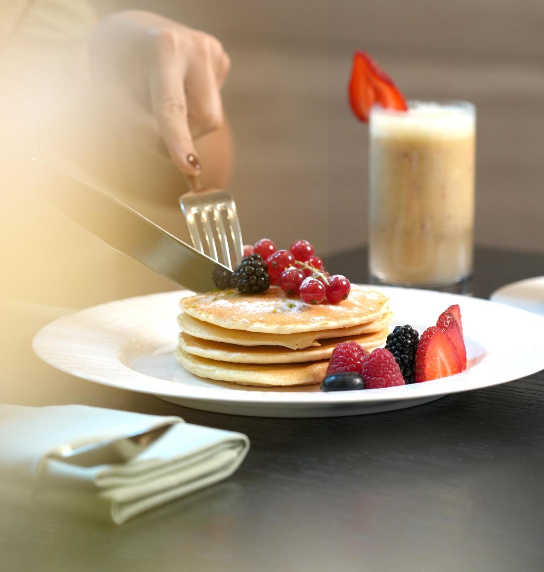Fairmont リヤード エクステリア 写真 A stack of pancakes with fruit