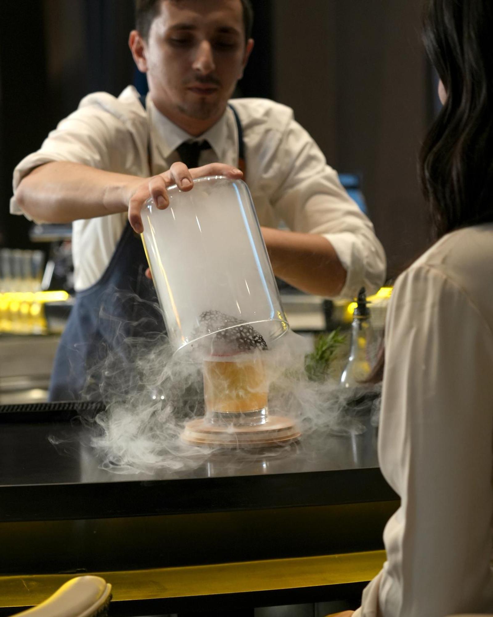 Fairmont リヤード エクステリア 写真 A bartender preparing a cocktail with liquid nitrogen