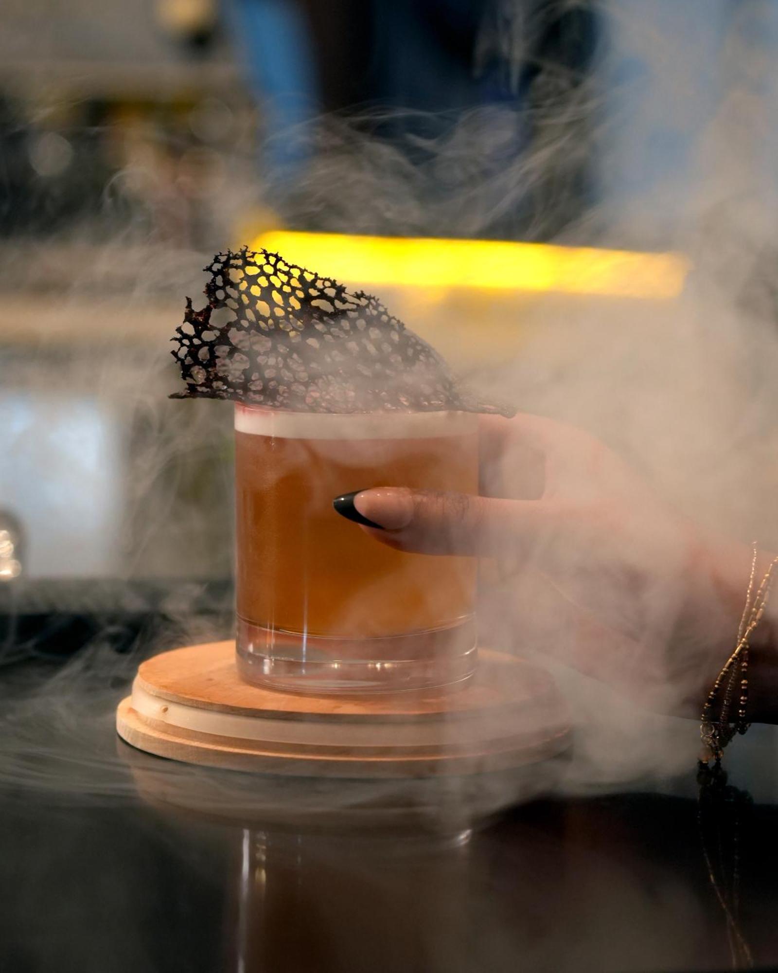 Fairmont リヤード エクステリア 写真 A smoked Old Fashioned