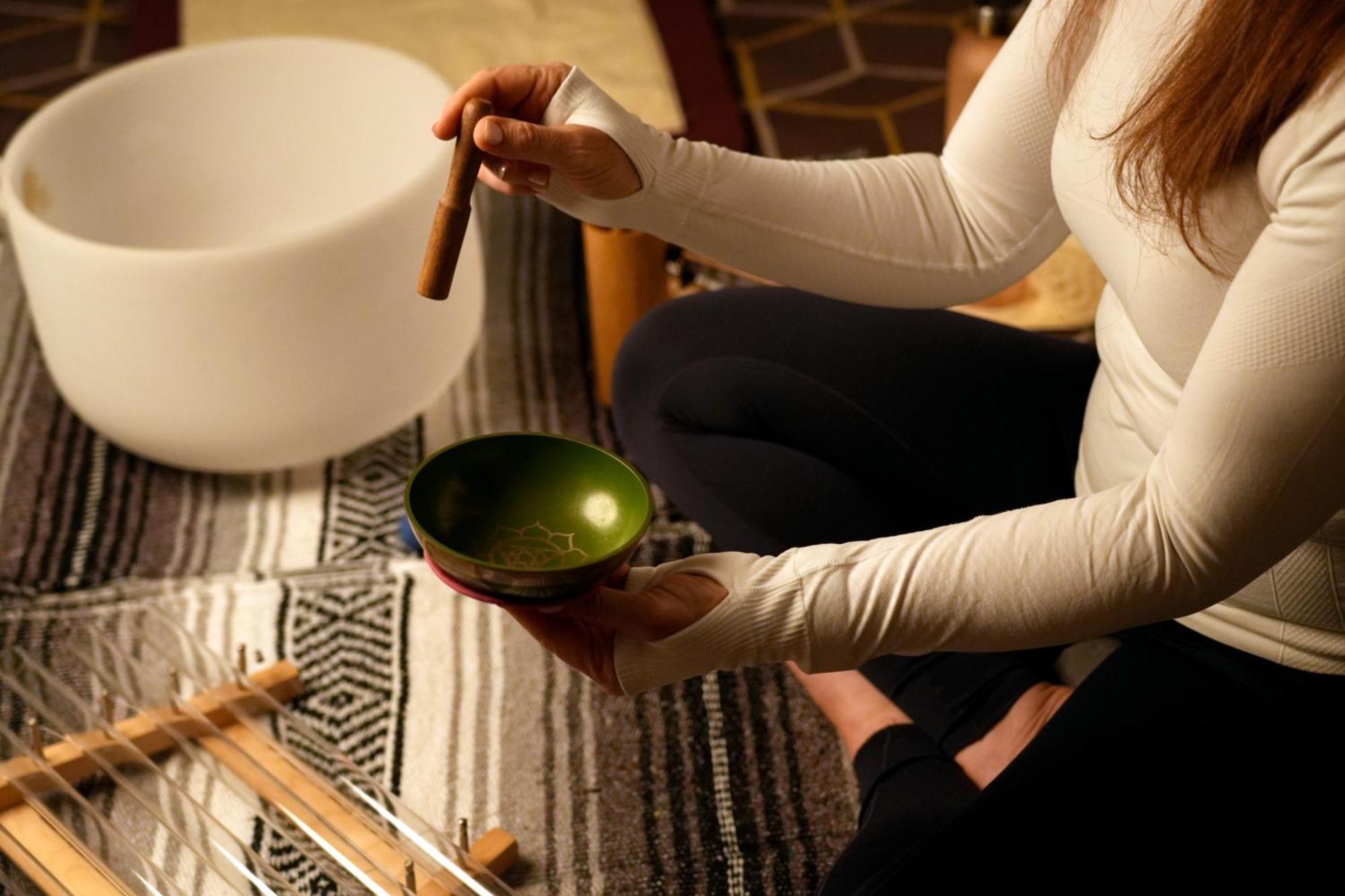 Fairmont リヤード エクステリア 写真 A woman playing a singing bowl
