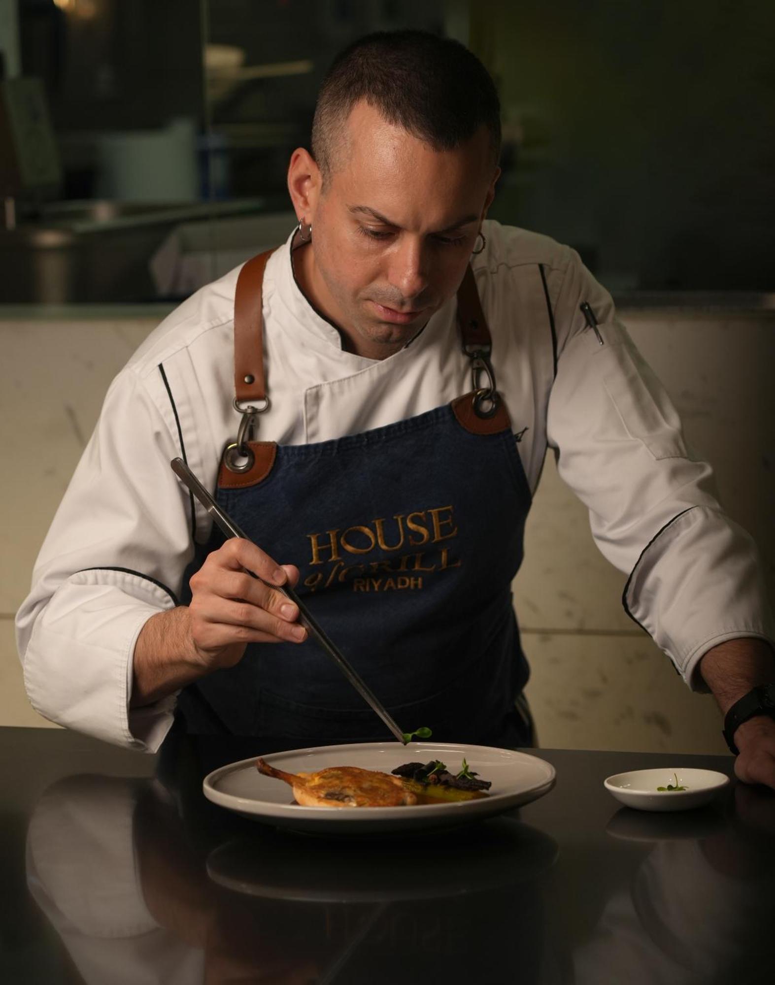 Fairmont リヤード エクステリア 写真 A chef preparing a meal