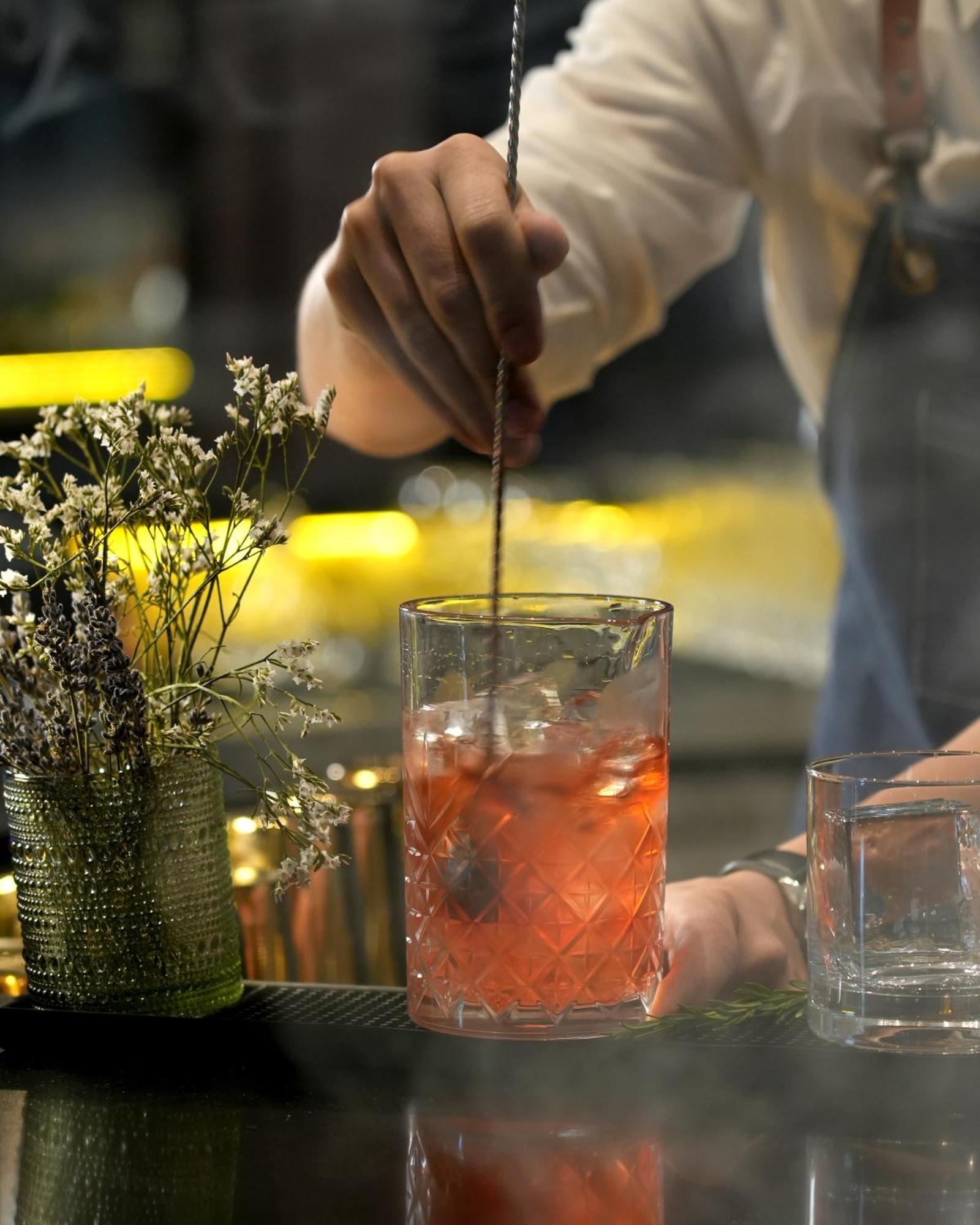 Fairmont リヤード エクステリア 写真 A bartender stirring a cocktail
