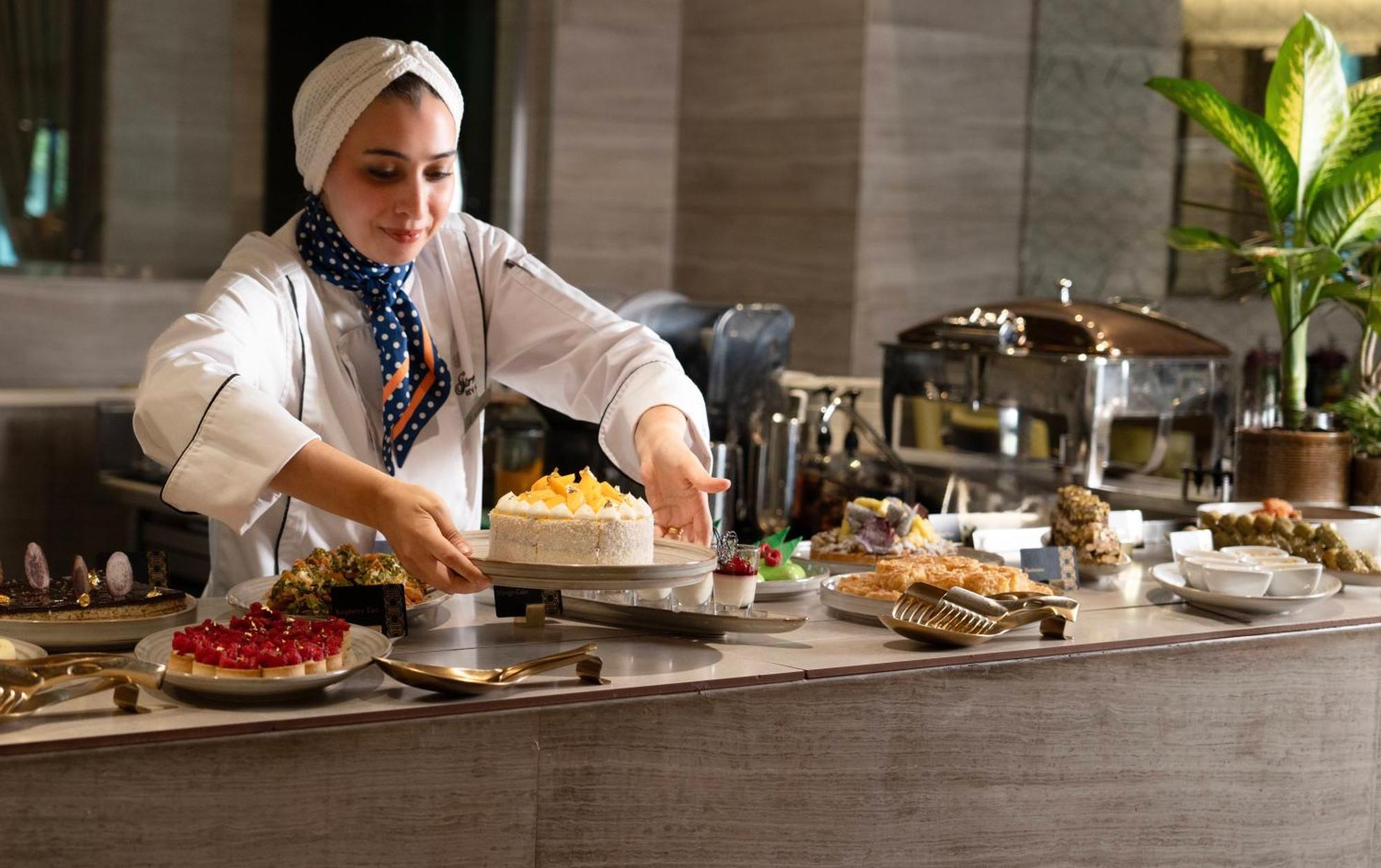 Fairmont リヤード エクステリア 写真 A pastry chef at work
