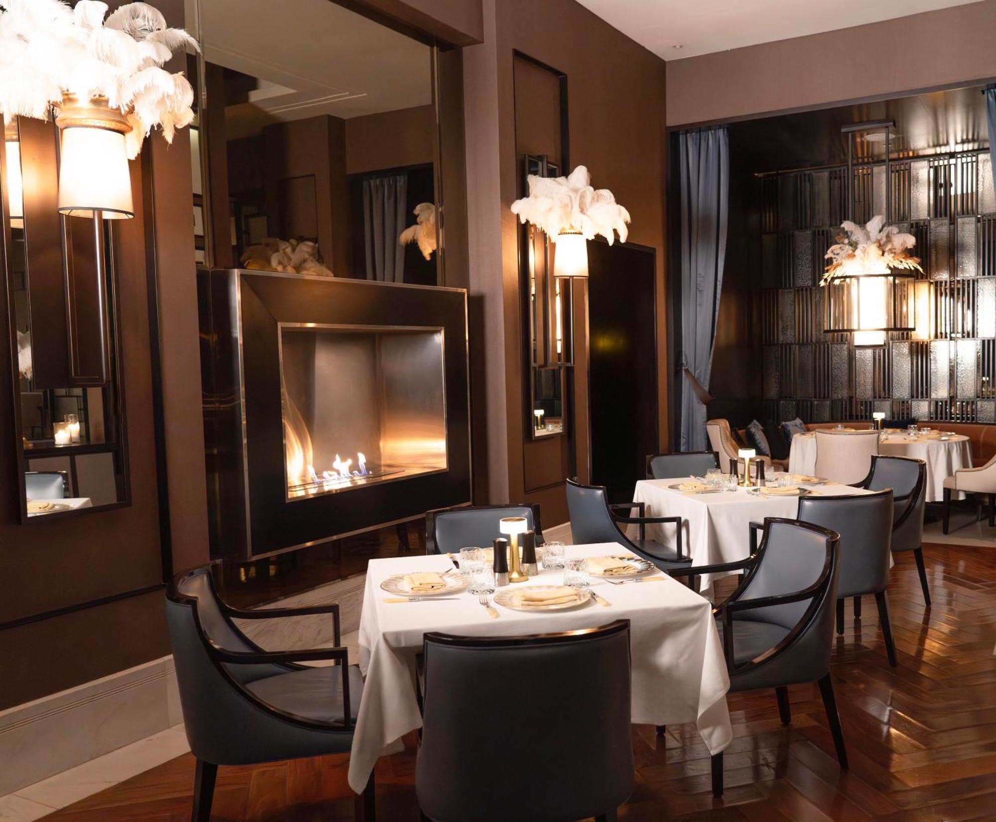 Fairmont リヤード エクステリア 写真 Interior of the restaurant