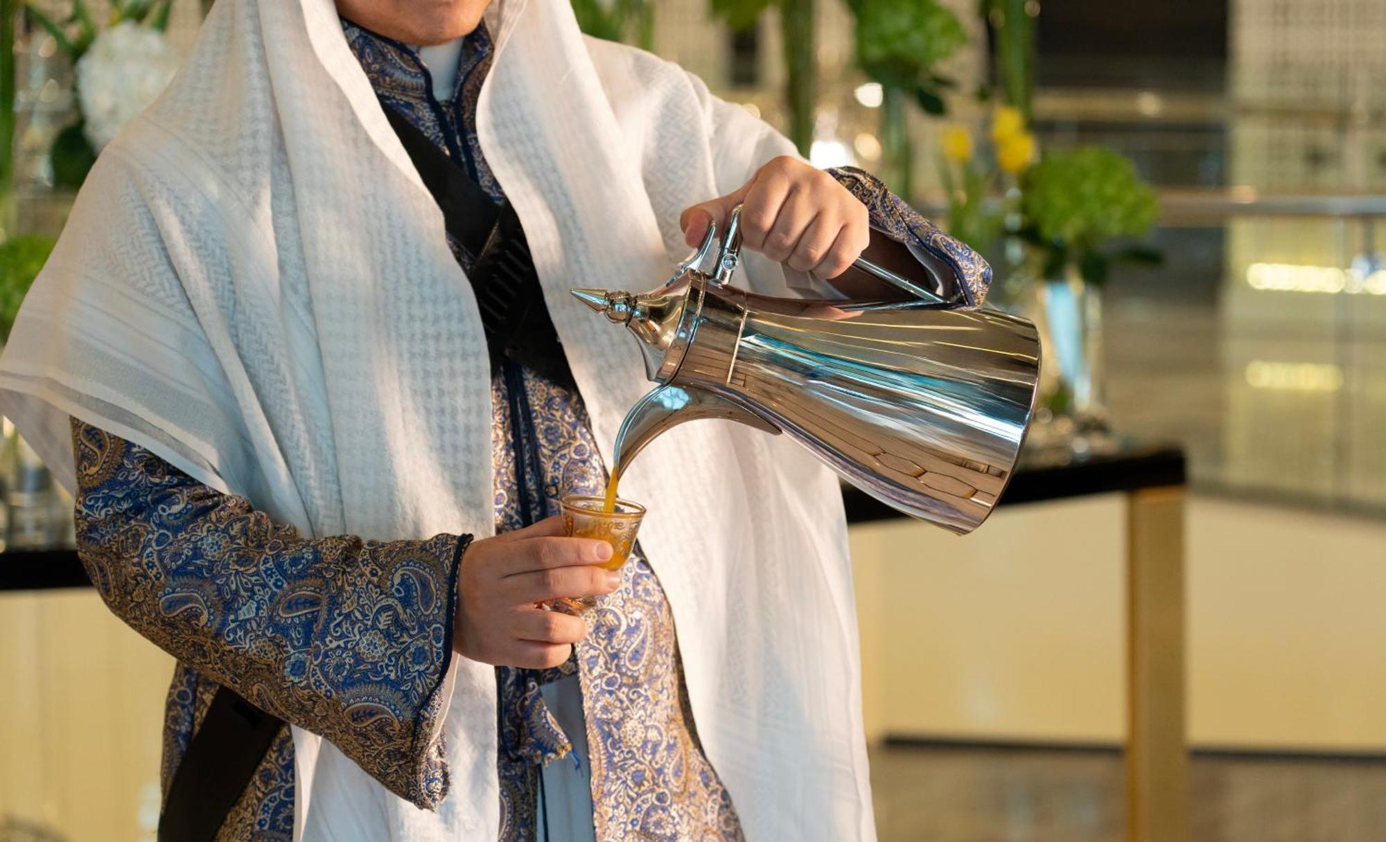 Fairmont リヤード エクステリア 写真 Arabic coffee being served