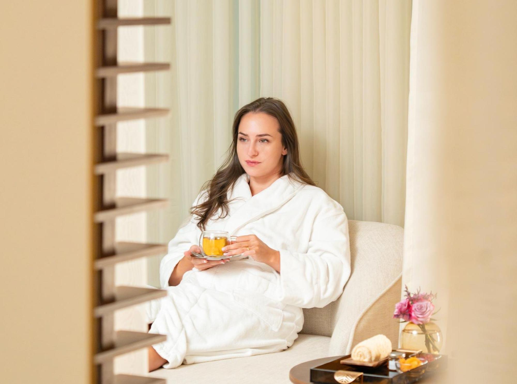Fairmont リヤード エクステリア 写真 A woman wearing a bathrobe