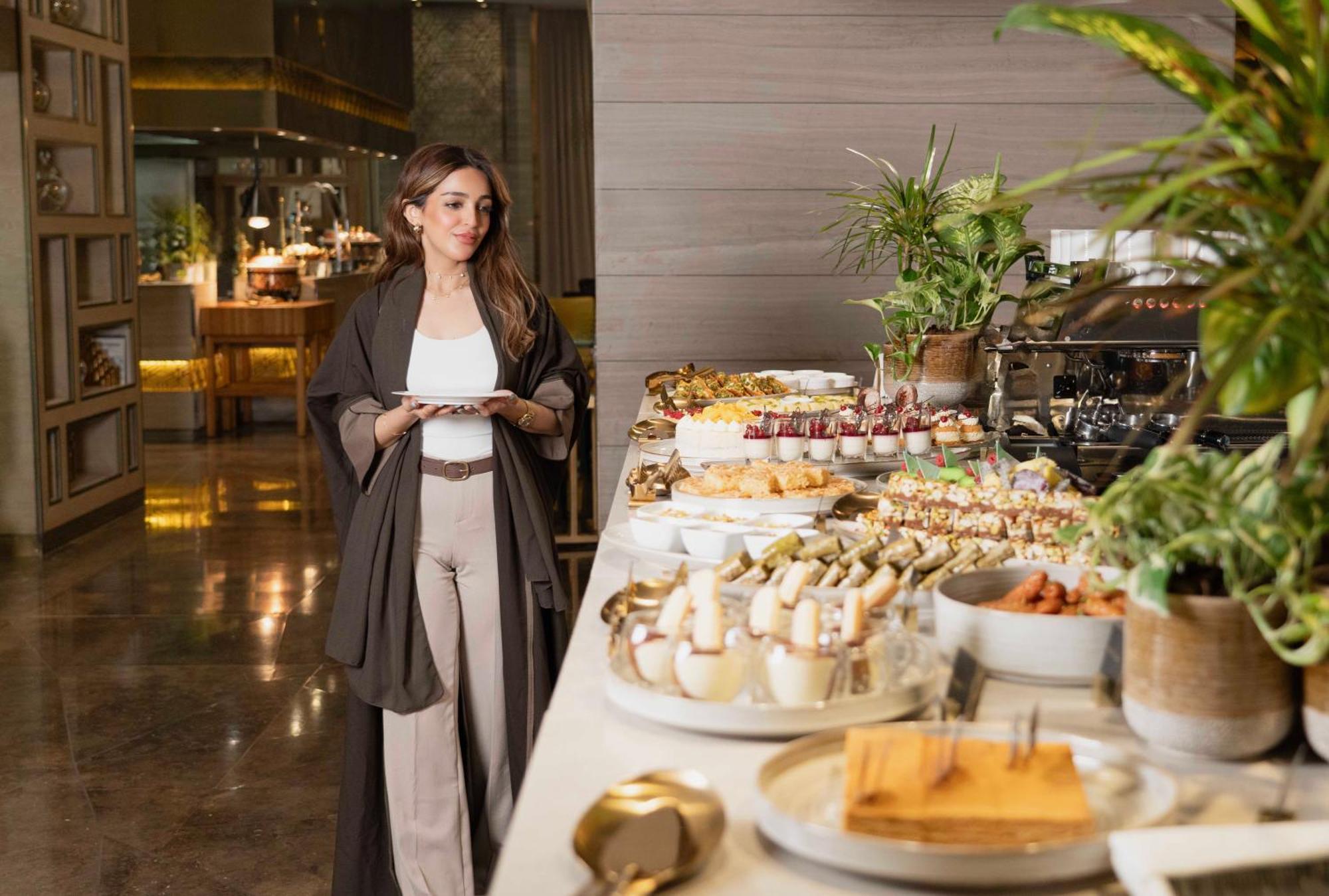 Fairmont リヤード エクステリア 写真 A woman wearing an abaya