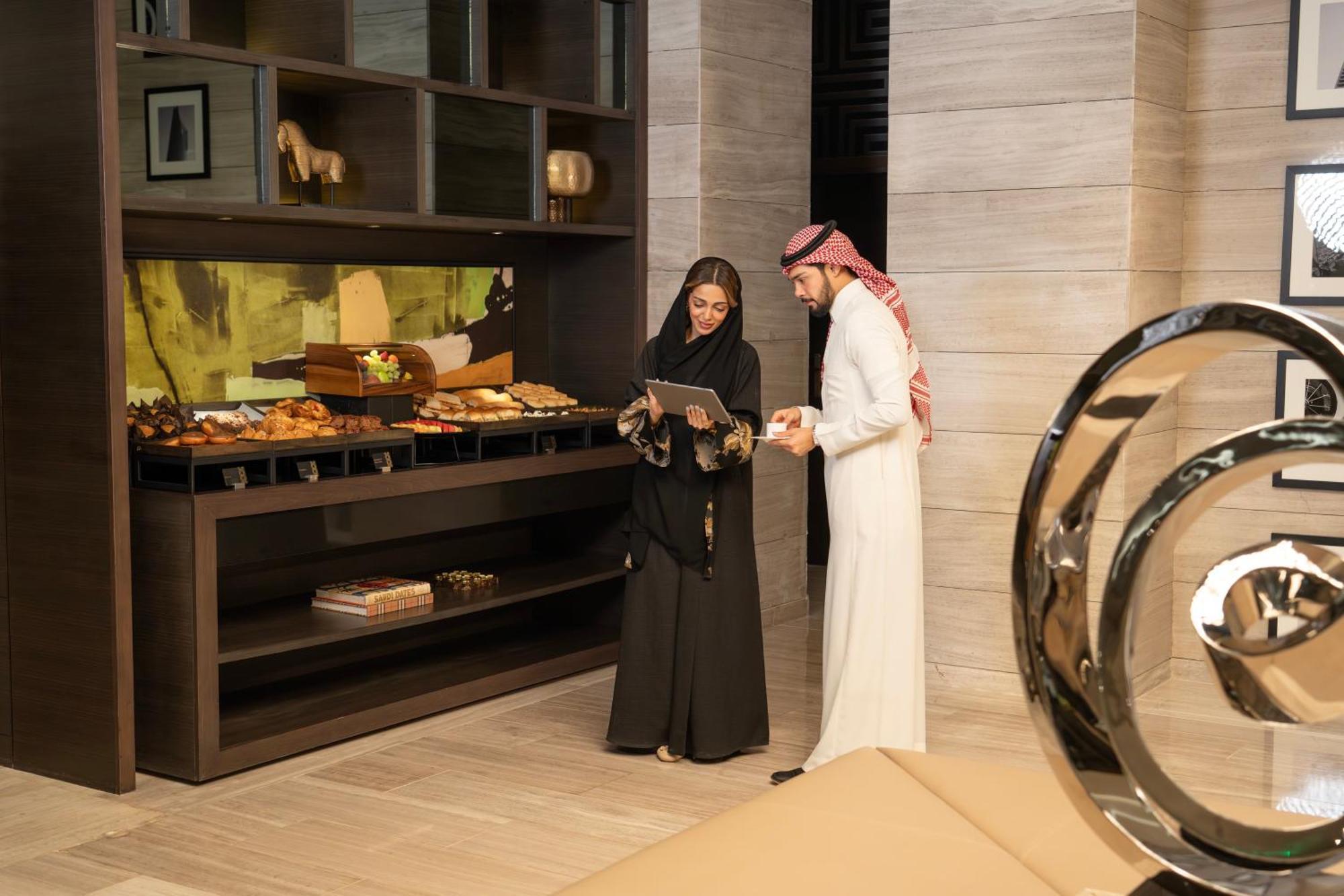 Fairmont リヤード エクステリア 写真 A couple in traditional Arab clothing