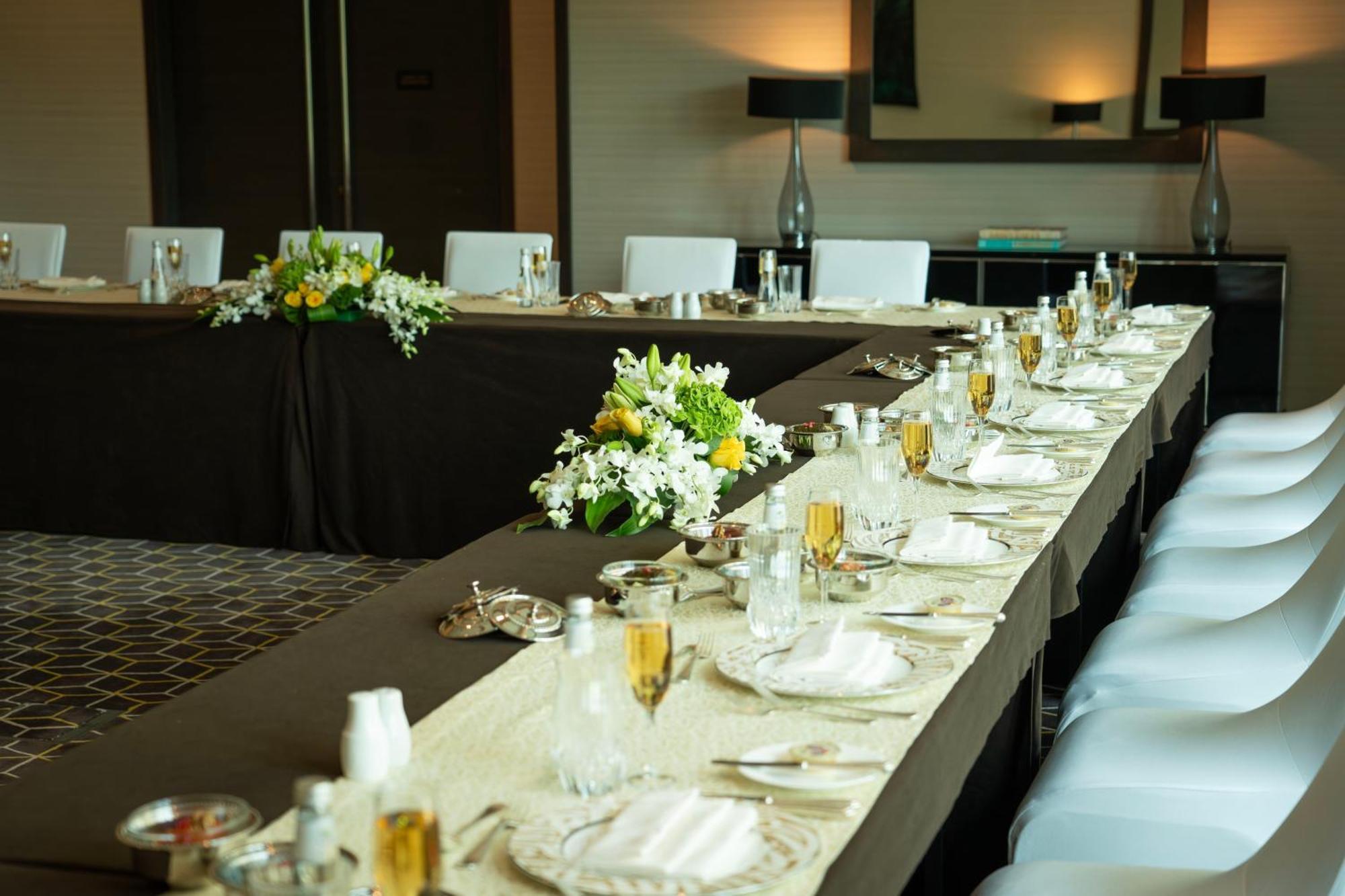 Fairmont リヤード エクステリア 写真 A table set for a formal dinner