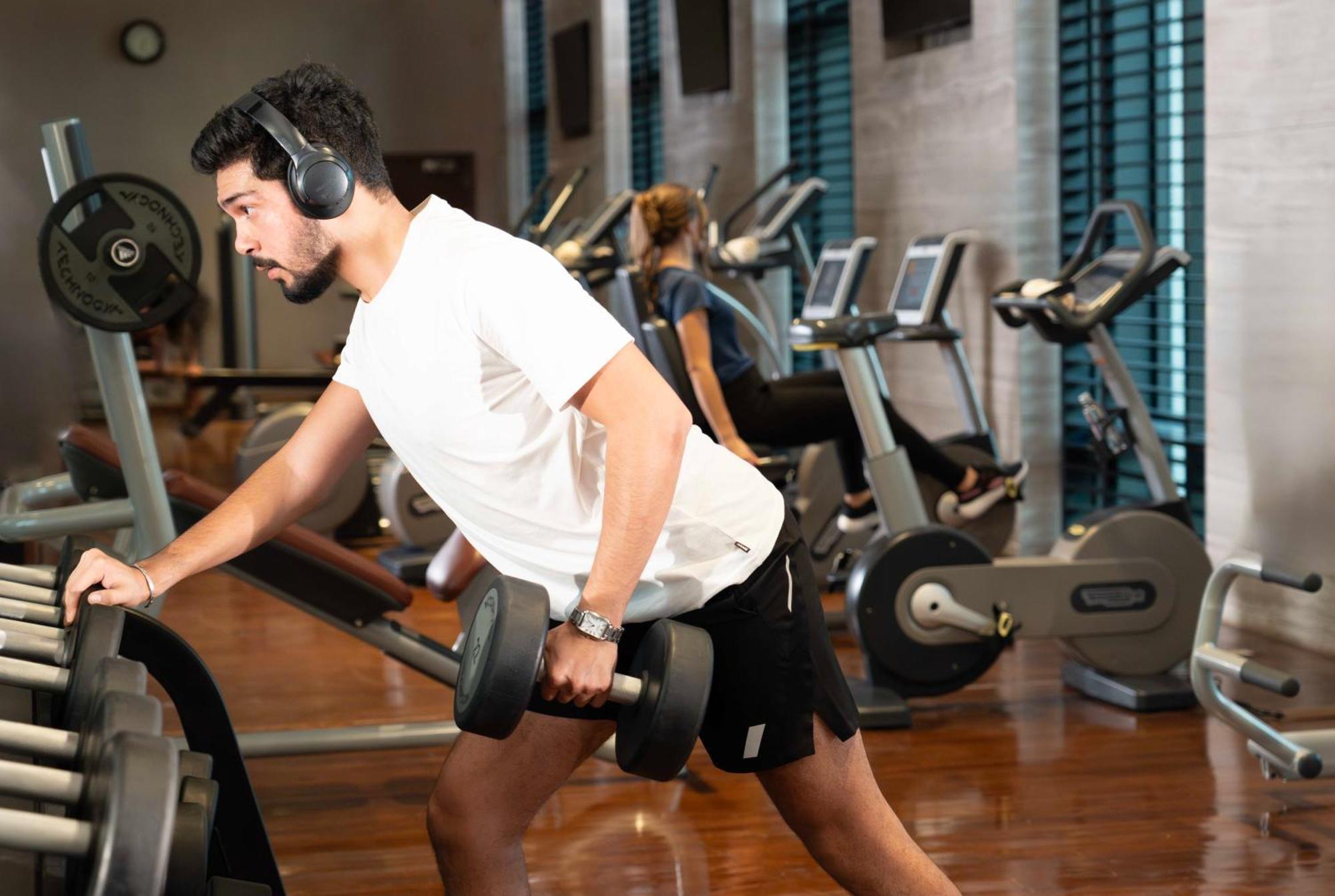 Fairmont リヤード エクステリア 写真 A man working out with a barbell